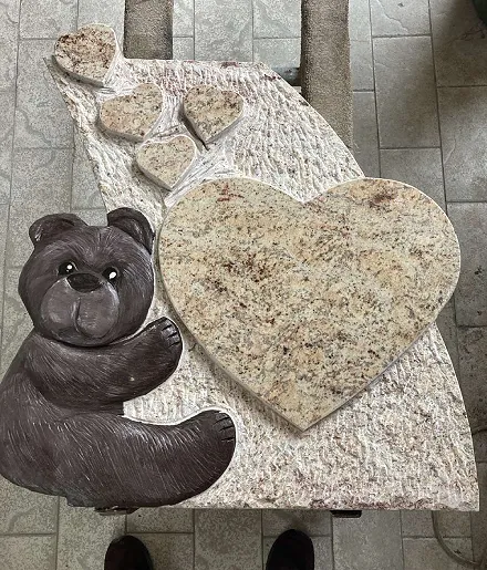 Macival és szívekkel díszített egyedi sírkő
